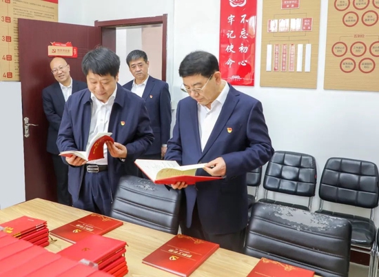 汾酒集团党委书记、董事长袁清茂深入汾酒销售公司调研